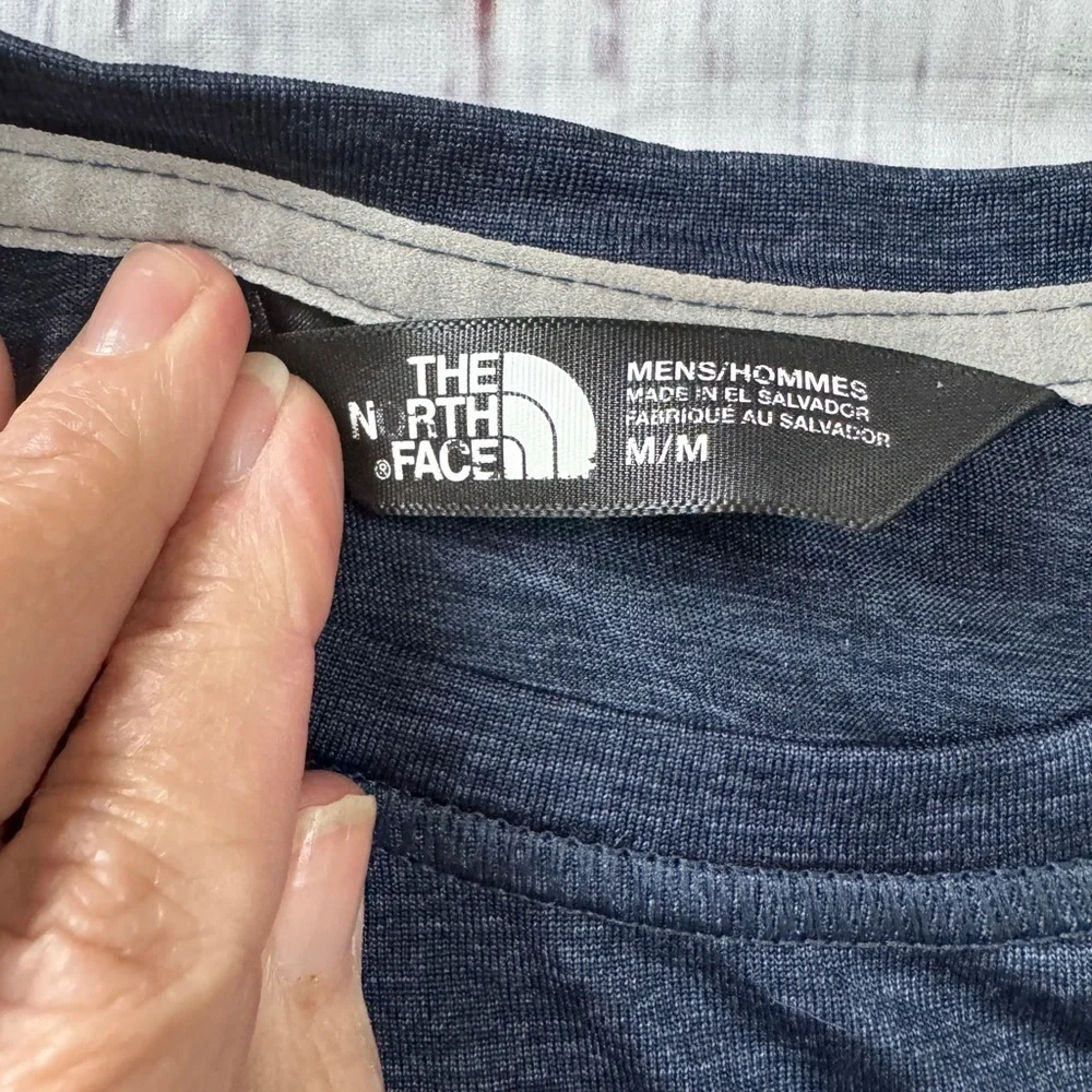 The North Face FlashDry Men’s Blue Stripe Pocket Tee Size M